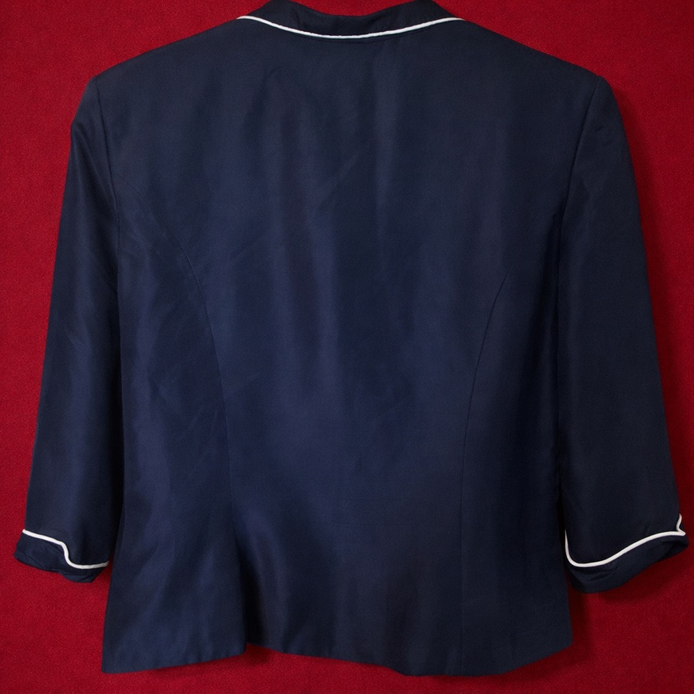 Vintage D.W. Studio, David Warren New York.  Navy blue silk blazer.  Size 14. - Picture 2 of 2